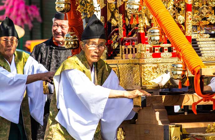 Trump gets royal welcome in Japan, China trade truce hopes rise